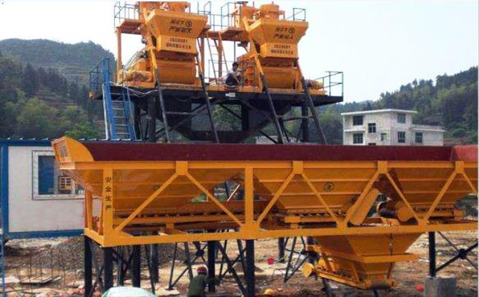 混凝土攪拌機生產(chǎn)現(xiàn)場