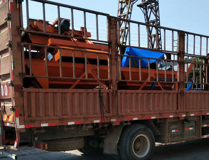 億立攪拌站正在裝車(chē)準(zhǔn)備發(fā)貨