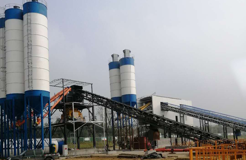 六安HZS180混凝土攪拌站客戶現(xiàn)場(chǎng)