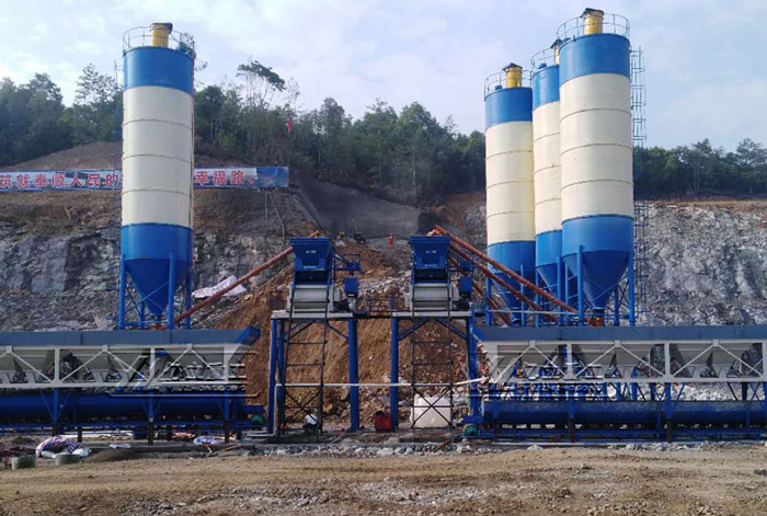 浙江泰順HZS50混凝土攪拌站用戶現(xiàn)場實拍 億立攪拌站設(shè)備深受用戶好評