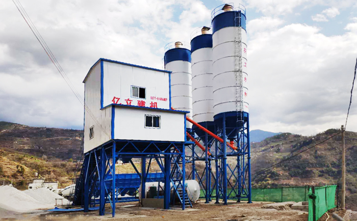 云南巧家120混凝土攪拌站用戶現(xiàn)場  正面實(shí)拍