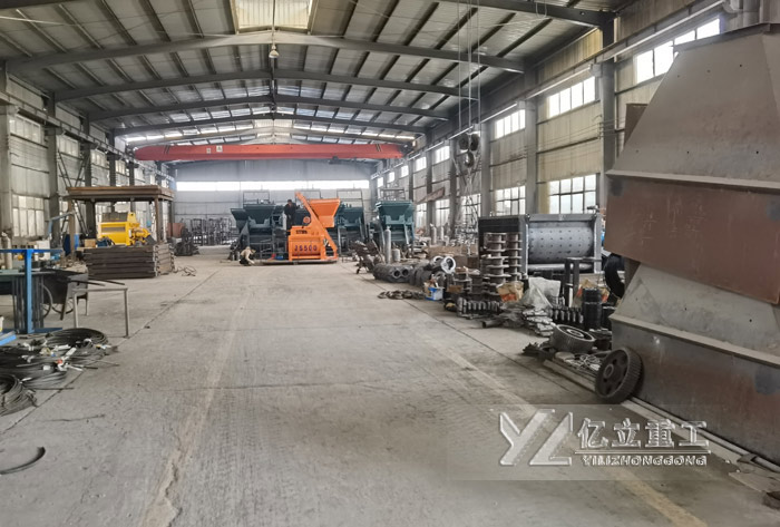 億立重工混凝土攪拌站500主機生產(chǎn)區(qū)一角