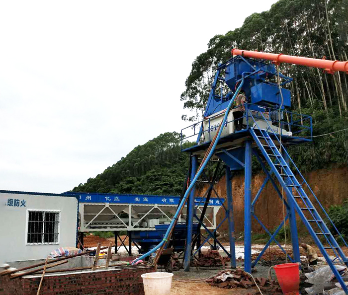 小型混凝土攪拌站設備用戶安裝調試現(xiàn)場