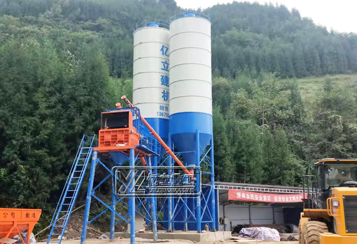 小型混凝土攪拌站安裝現(xiàn)場