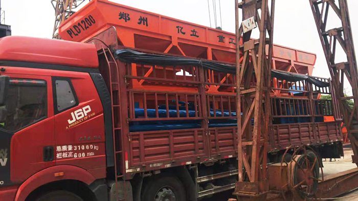 中小型混凝土攪拌站設備發(fā)貨中