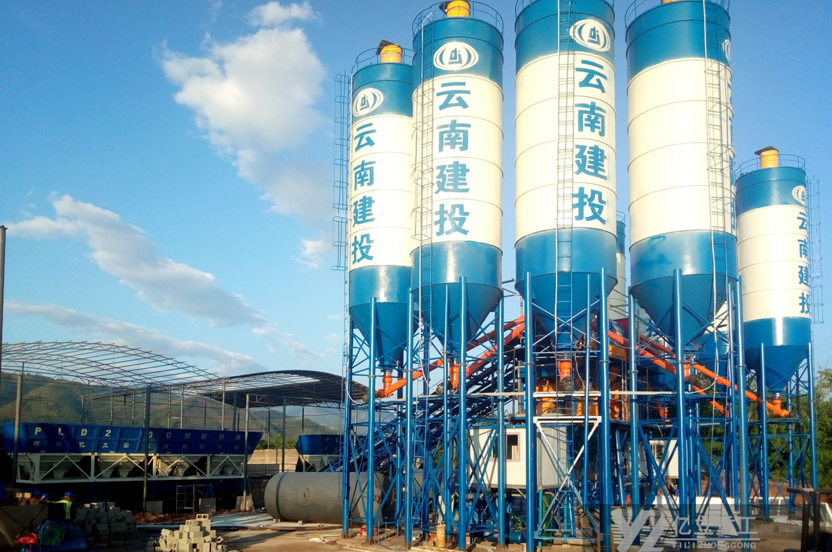 hzs120混凝土攪拌站設(shè)備客戶案例現(xiàn)場(chǎng)
